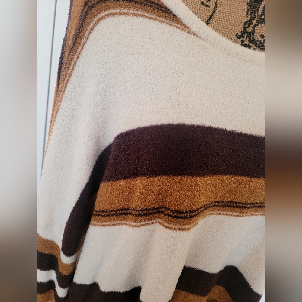 🤎 Hem & Thread Sweater - Picture 2 of 4